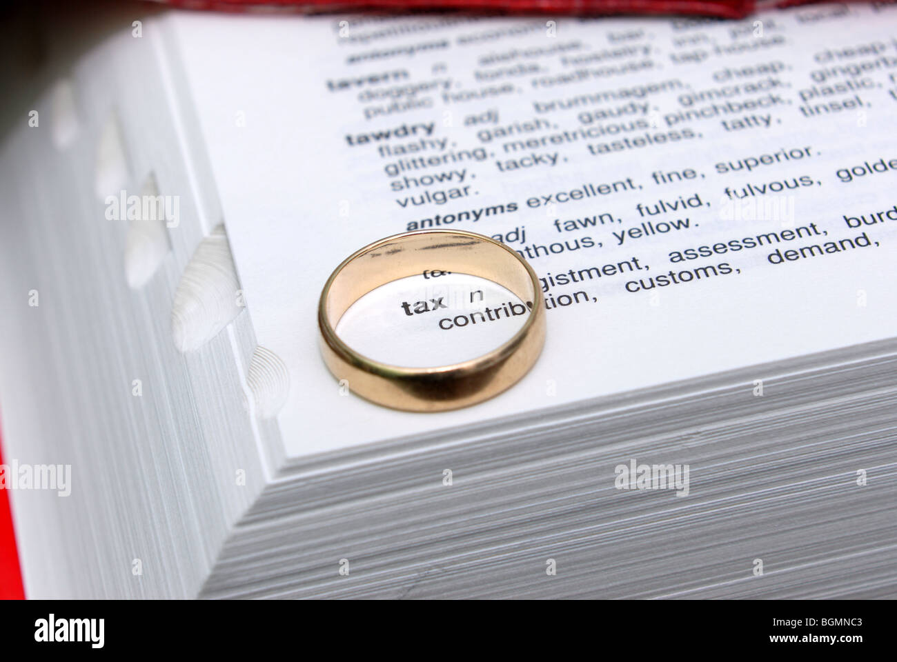 Anillo de Bodas en el diccionario de sinónimos y palabras con el impuesto y  el matrimonio. Ilustrar posibles cambios en casado subsidio impositivo  Fotografía de stock - Alamy