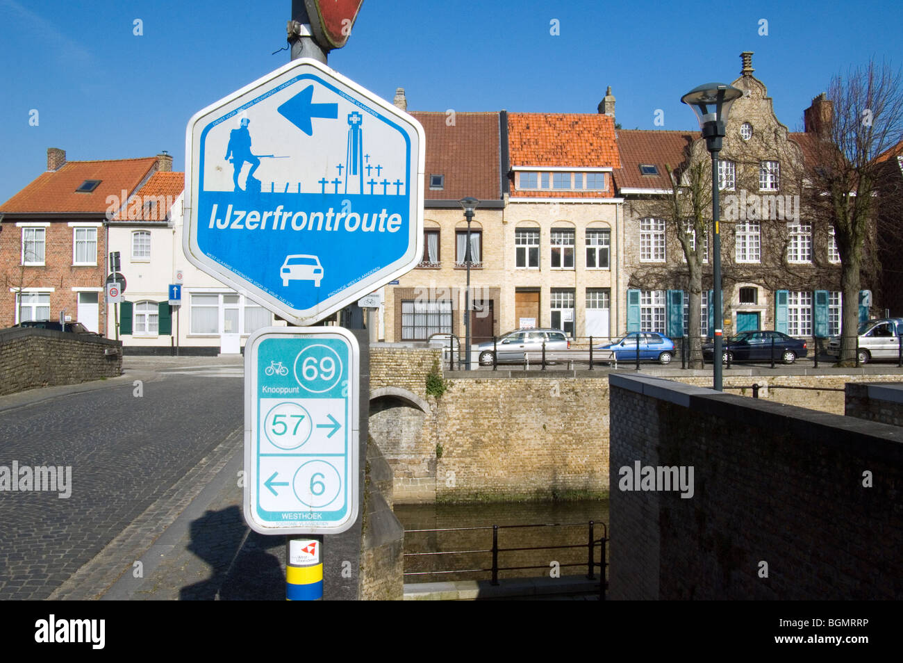 Señal de tráfico en bicicleta camino junction y señalizar la ruta de red delantera IJzer, Diksmuide, Bélgica Foto de stock