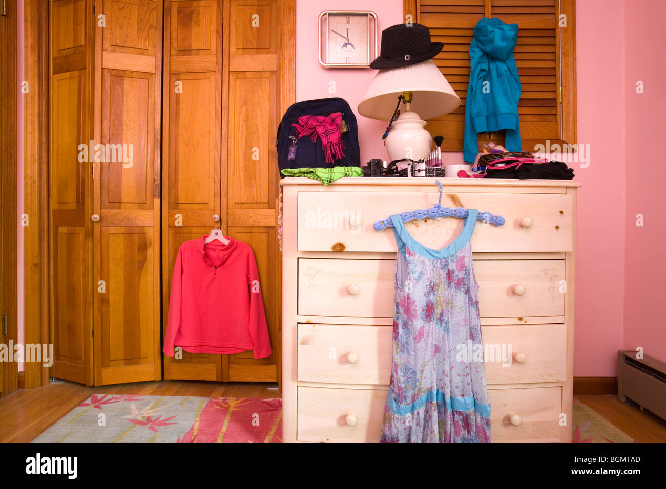 Un armario para la ropa en un dormitorio de una adolescente Fotografía de  stock - Alamy