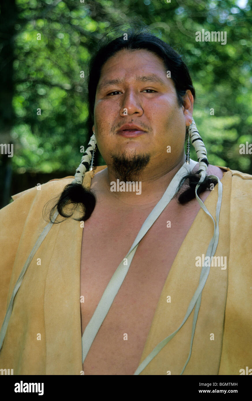 Cherokee hombre vestidos con los tradicionales trajes de buckskin relata  historias de su pueblo cerca de la fogata eterna en Tahlequay OK Fotografía  de stock - Alamy