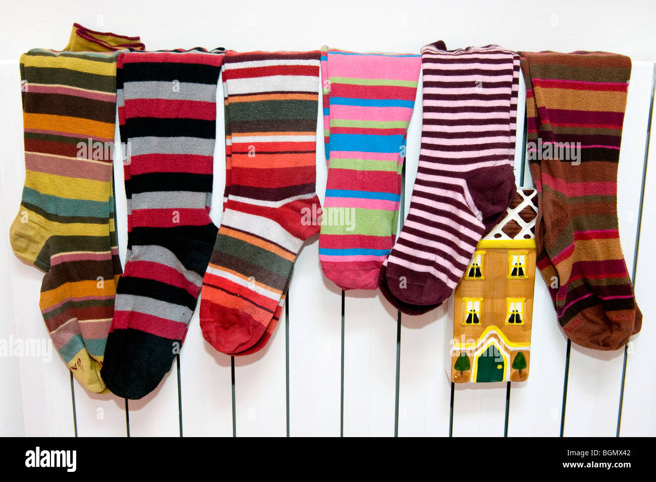 Los calcetines de rayas de colores Foto de stock