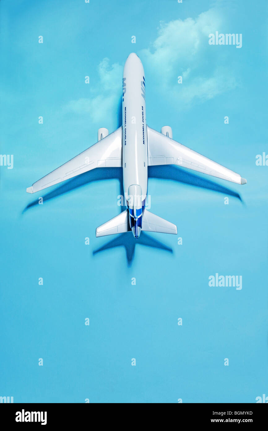 Modelo de avión blanco sobre azul con sombra Foto de stock