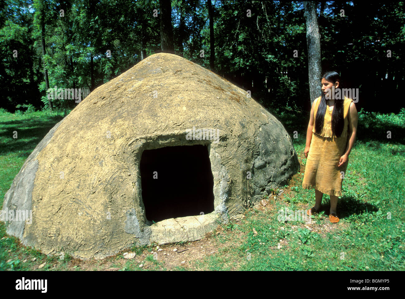 Cherokee tradicional mujer en frente de una tradicional casa de verano