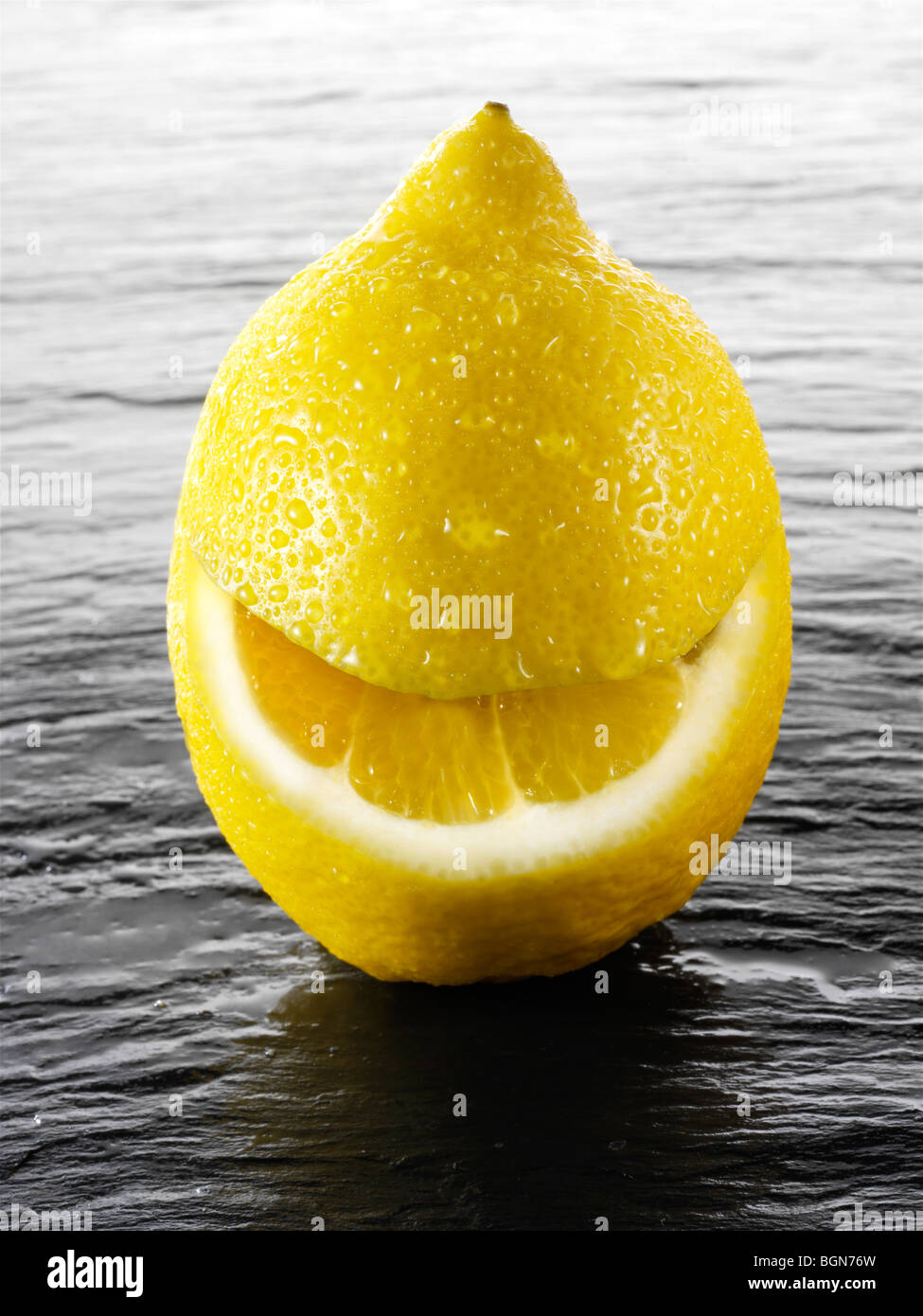 Wole limón con una cara sonriente Foto de stock