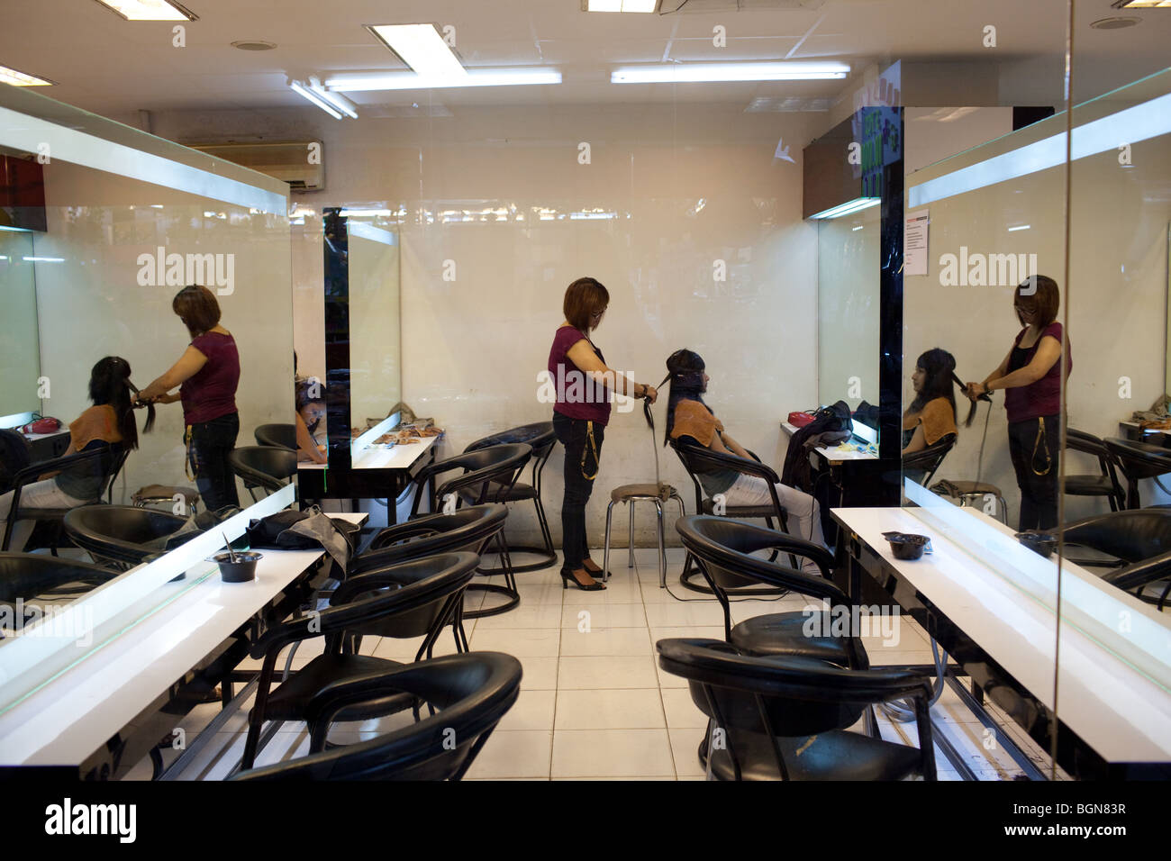 Una peluquería para mujeres en un centro comercial de Yakarta, Java, Indonesia Foto de stock