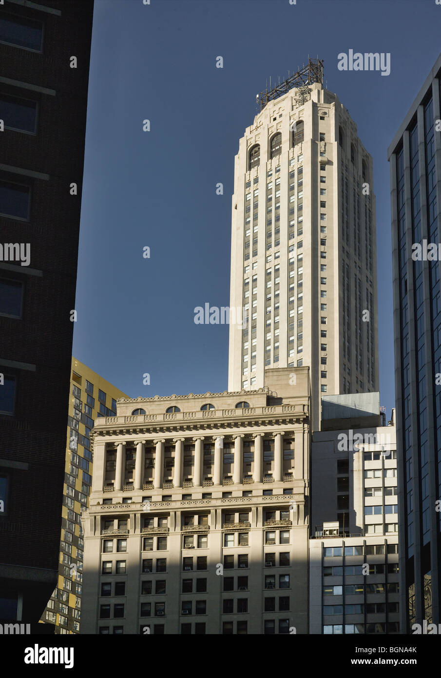 Rascacielos en el distrito financiero de Nueva York : 3 Hanover square en frente de 20 Exchange Place Foto de stock