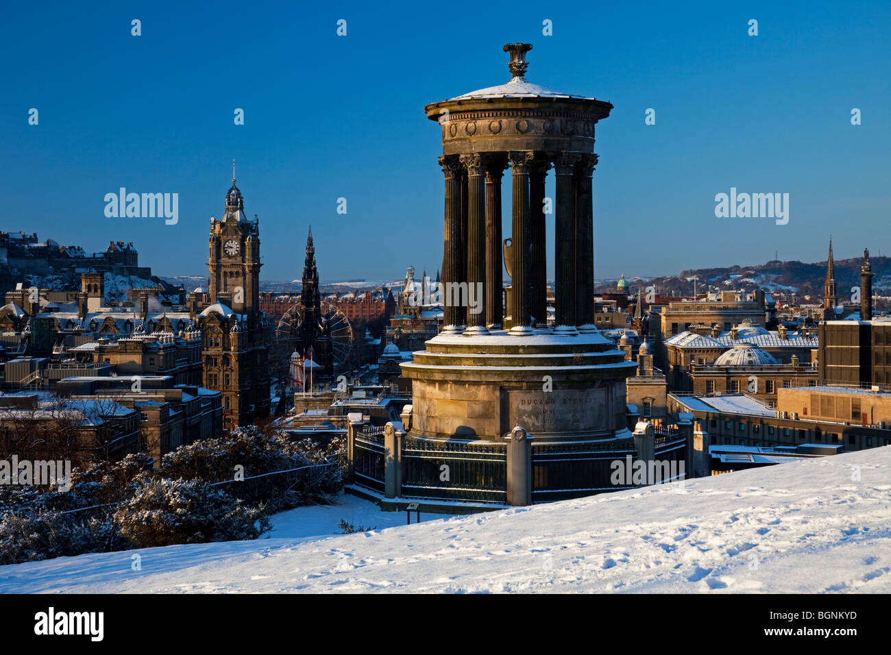 Escena de nieve de invierno, Calton Hill, el horizonte de la ciudad de Edimburgo Scotland Reino Unido Europa Foto de stock