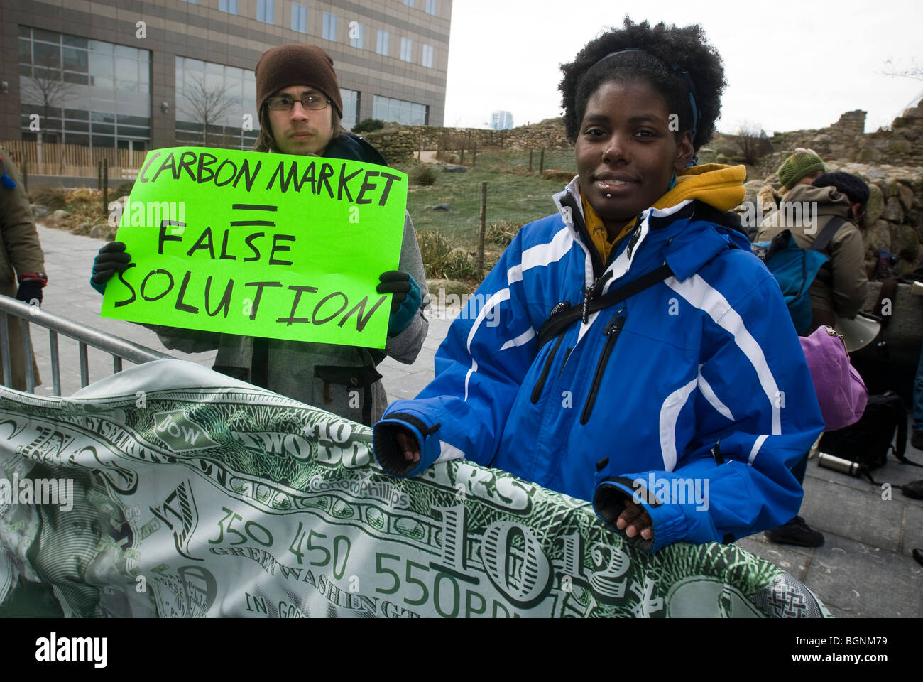 Los activistas ambientales, protesta contra la cumbre de comercio de carbono en el Bajo Manhattan en Nueva York Foto de stock
