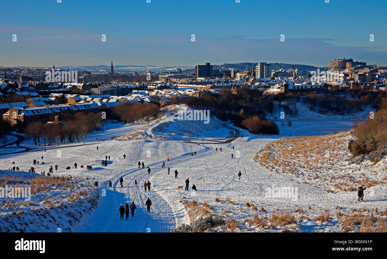 Escena de nieve de invierno del parque Holyrood, Edimburgo, Escocia, Reino Unido, Europa Foto de stock