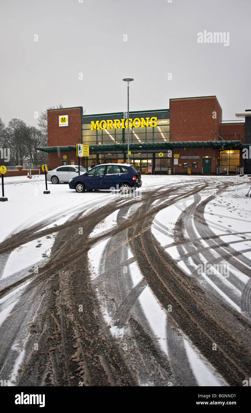 Pocos clientes en condiciones heladas en Morrisons supermercado, Whitefield , Manchester, Reino Unido Foto de stock