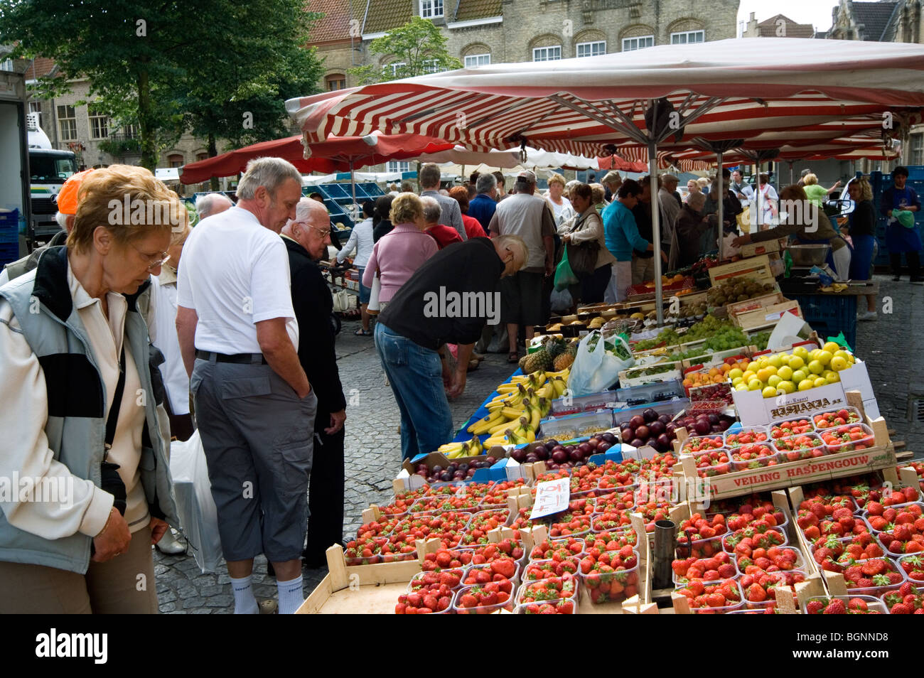 Los clientes buscan en fruta fresca en exhibición en el mercado de alimentos Foto de stock
