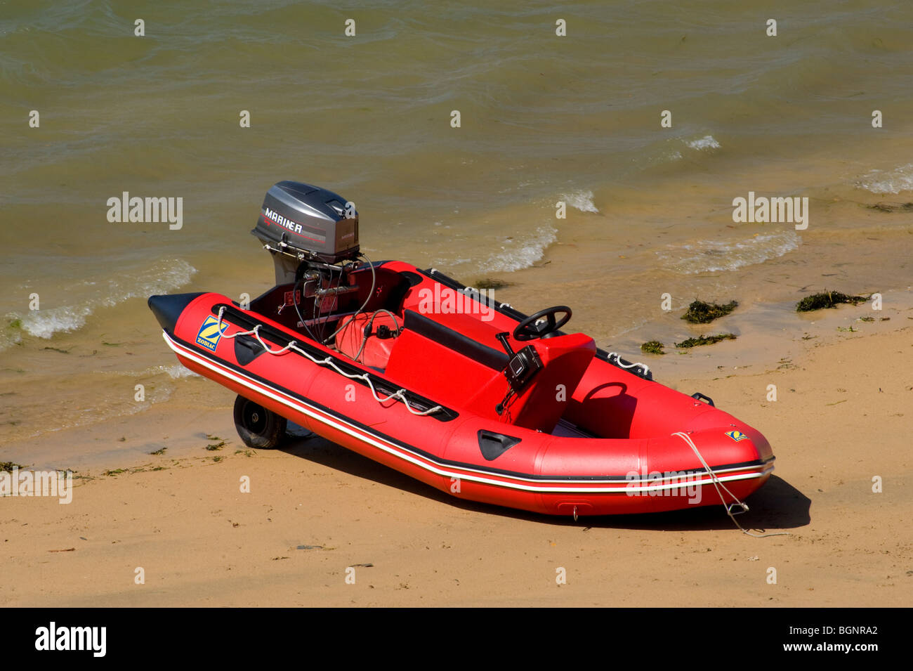 Un rojo botes Zodiac con motor fuera de borda en la playa de East  Portlemouth Fotografía de stock - Alamy