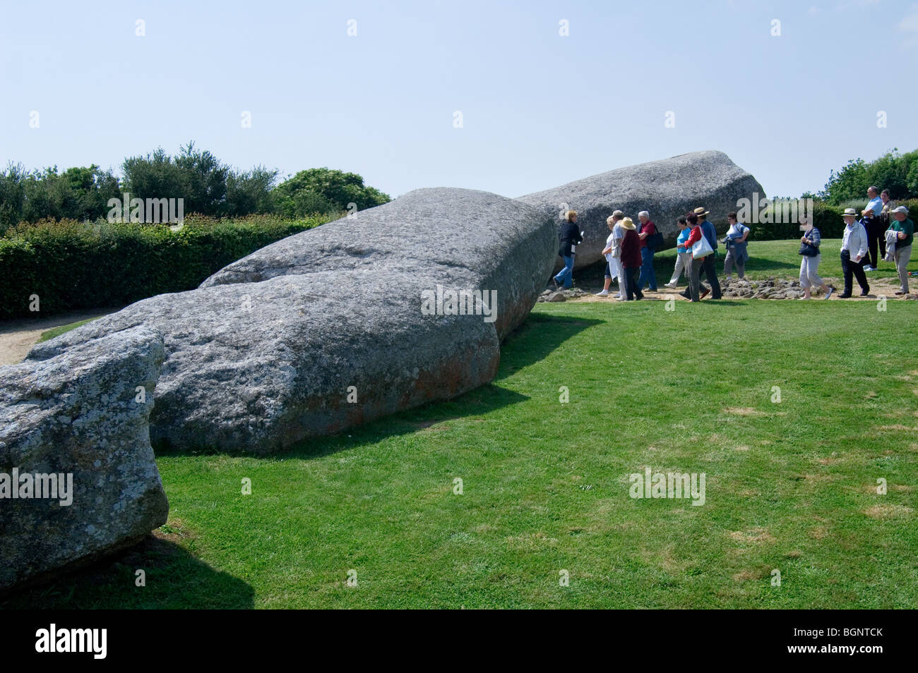 Los turistas que visitan el Grand Menhir Brisé / Menhir roto de Er Grah en Locmariaquer