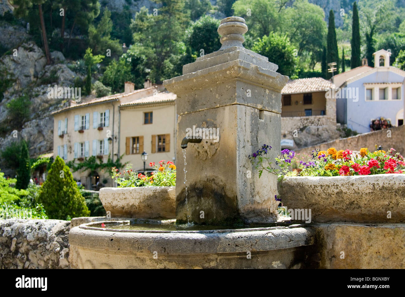 Aldea vieja fuente en Moustiers-Sainte-Marie, Provenza, Alpes-de-Haute-Provence, Provence-Alpes-Côte d'Azur, Francia Foto de stock