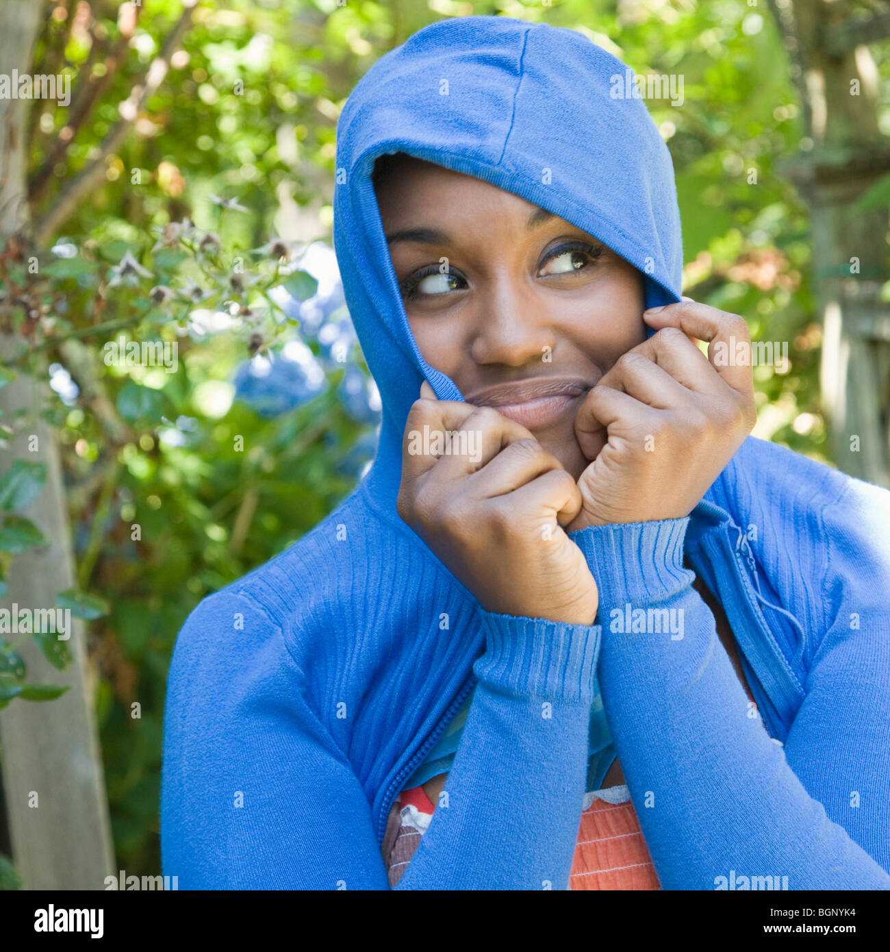 Close-up de una joven mujer de mirar su camiseta con capucha Fotografía de  stock - Alamy
