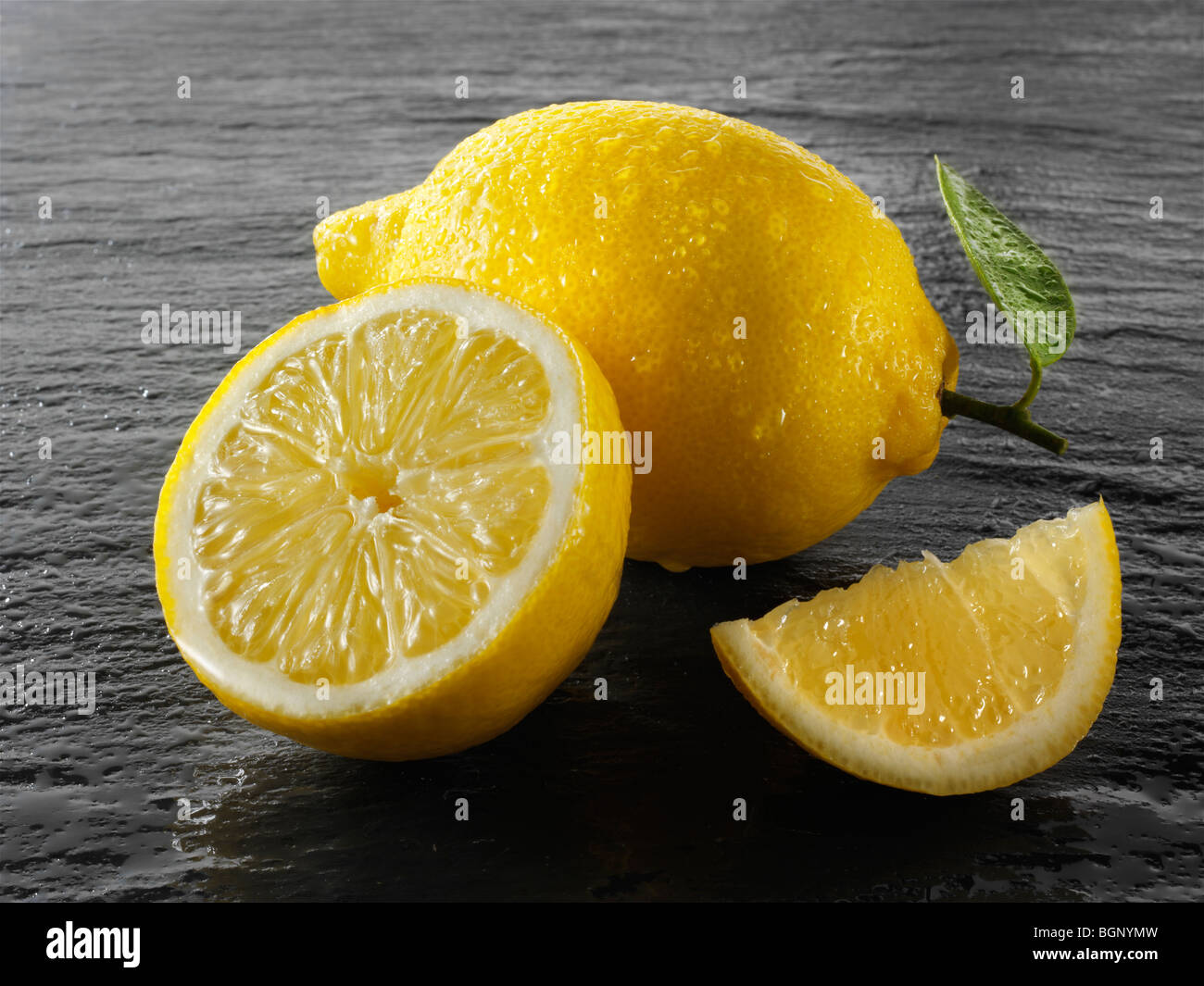 Todo fresco y cortar los limones Foto de stock
