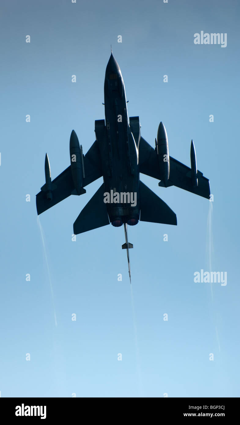Un tornado swing-wing de aviones de combate en vuelo, vista desde abajo. Foto de stock