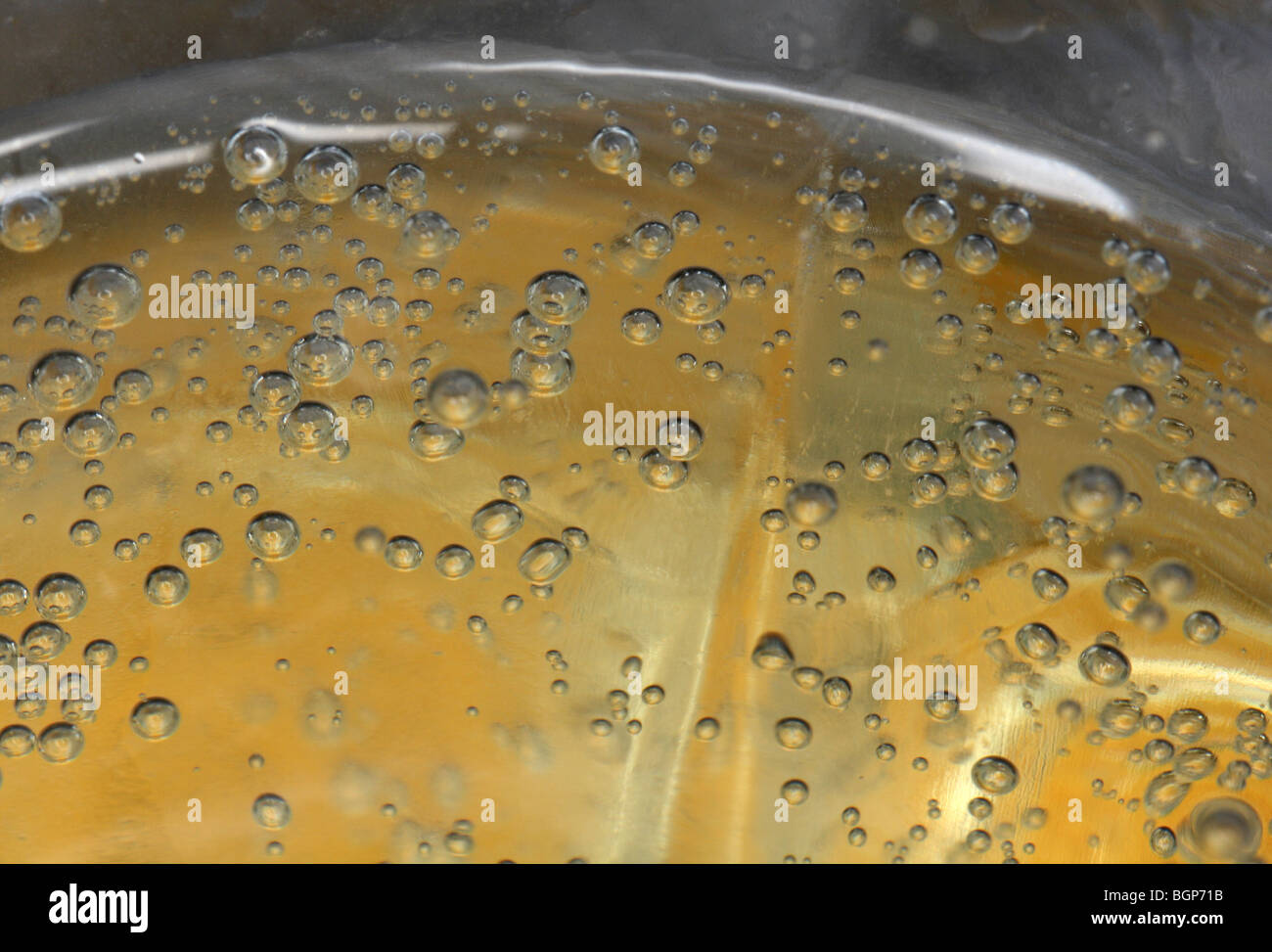Burbujas en sidra fotografías e imágenes de alta resolución - Alamy