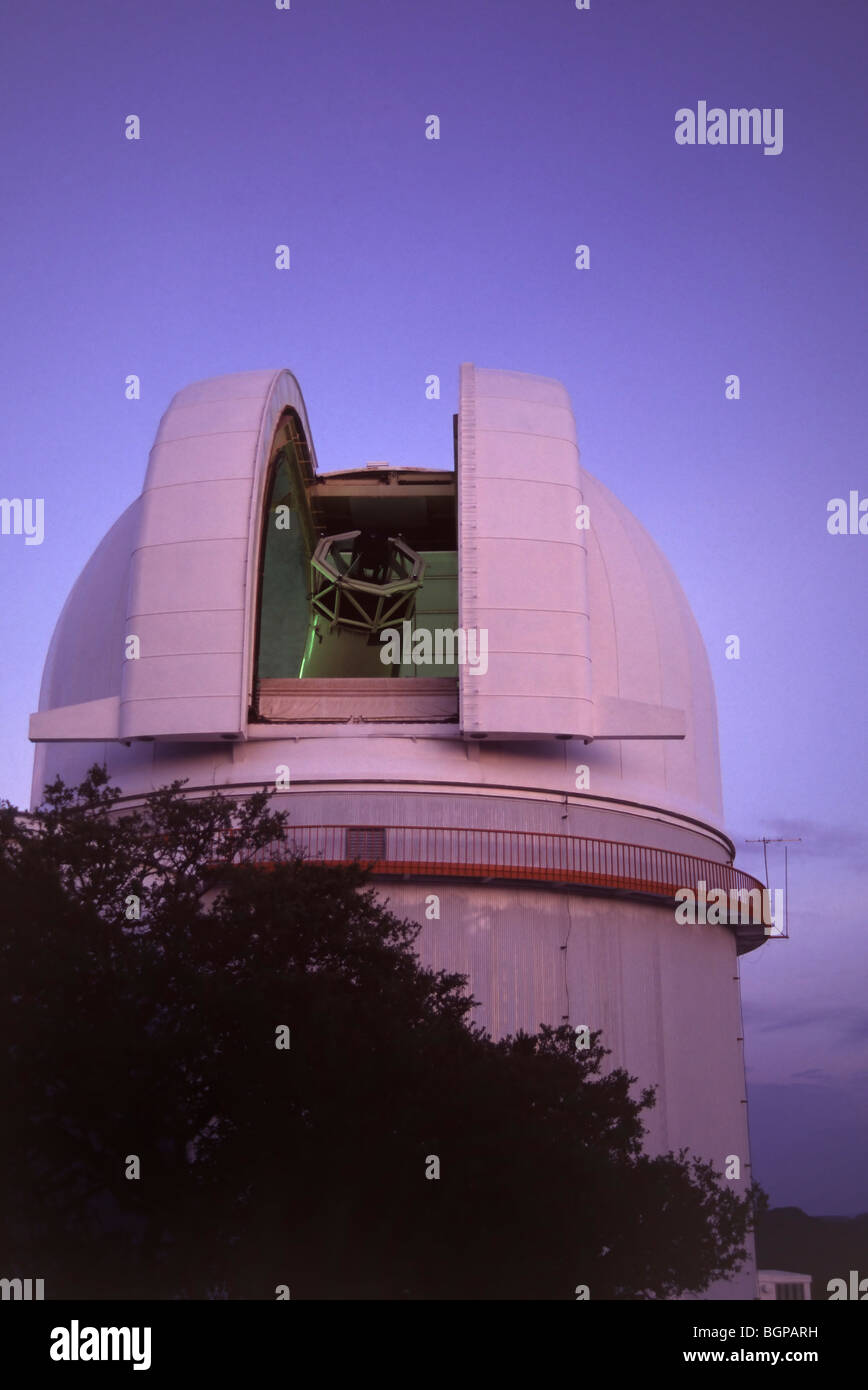 Observatorio McDonald de 2,7 metros con hendidura abierta durante el crepúsculo. Foto de stock