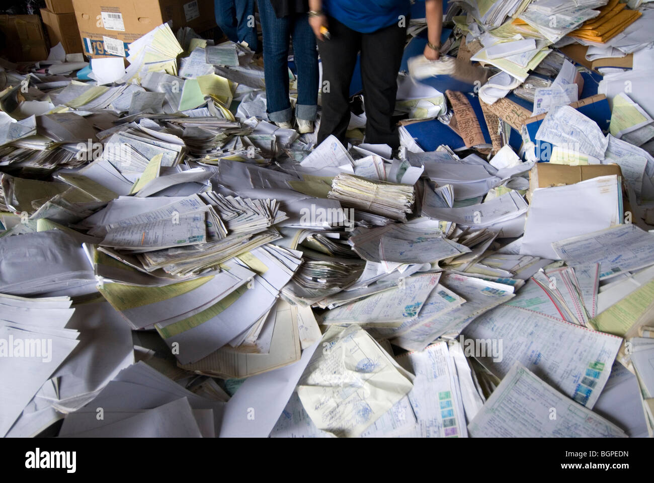 Clasificación manual de diferentes tipos de papel en el momento de la recogida de la empresa de reciclado de papel de Atenas Foto de stock