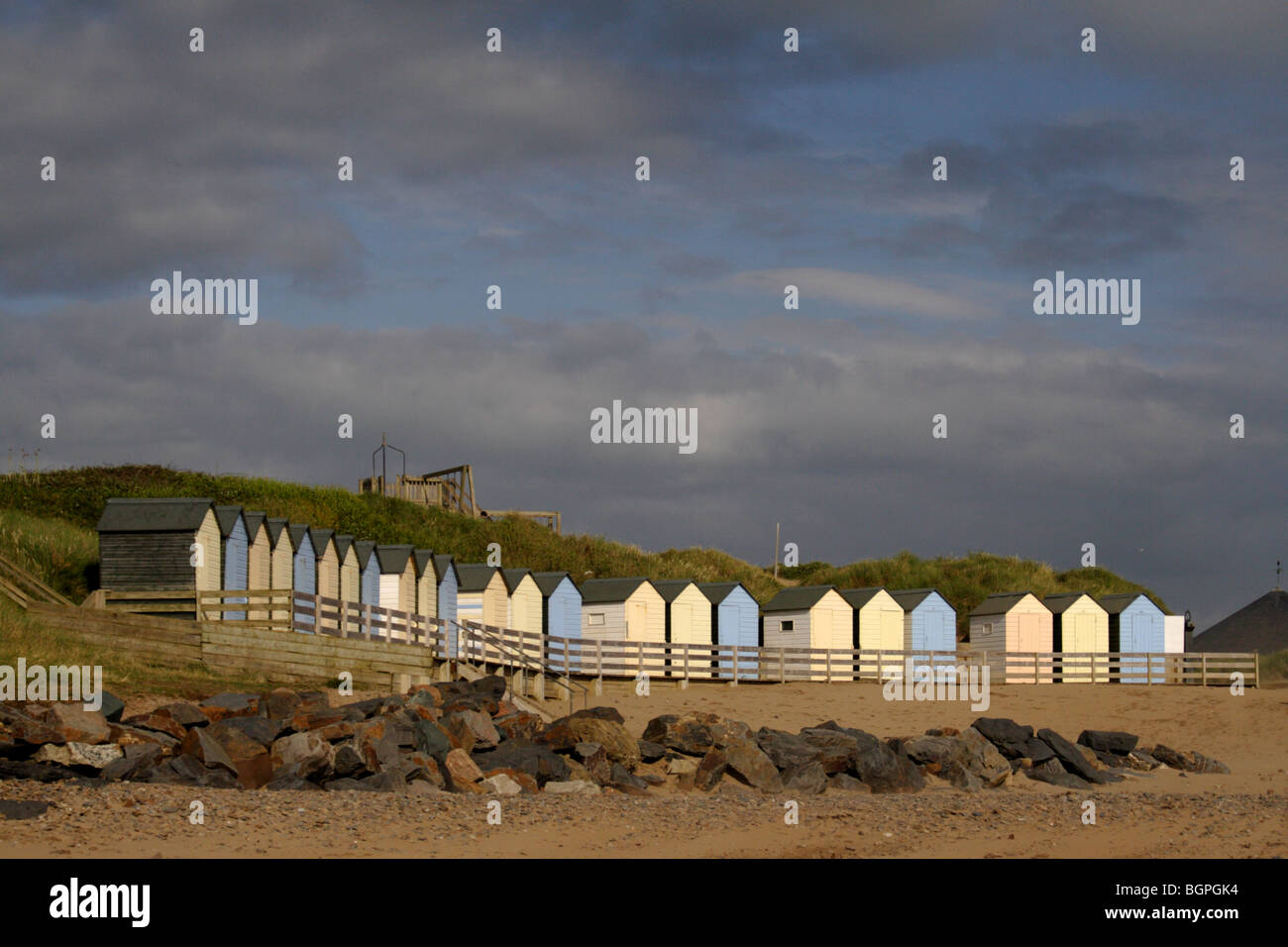 Cabañas de playa en playa summerlease bude Cornualles Foto de stock
