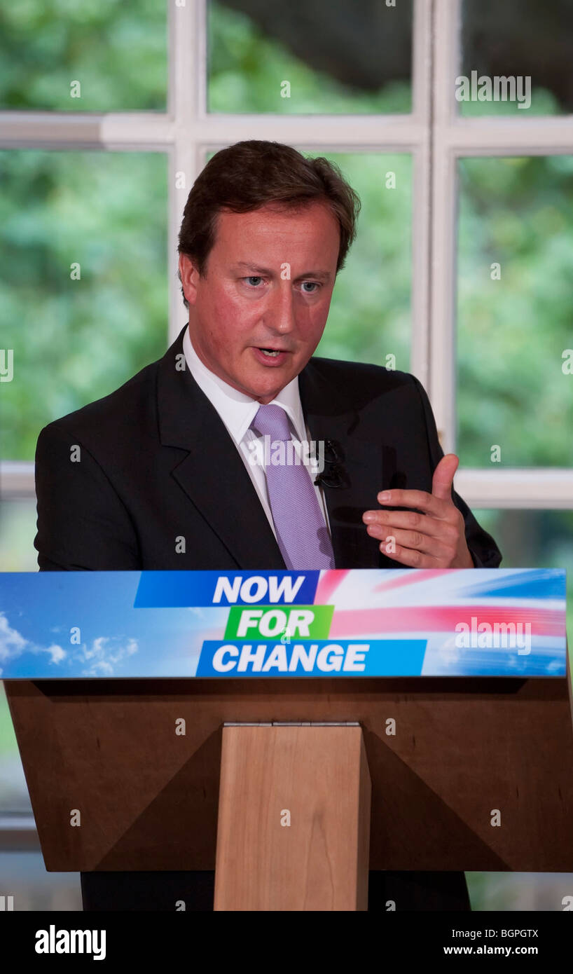 El líder del Partido Conservador, David Cameron, habla en una conferencia de prensa Foto de stock