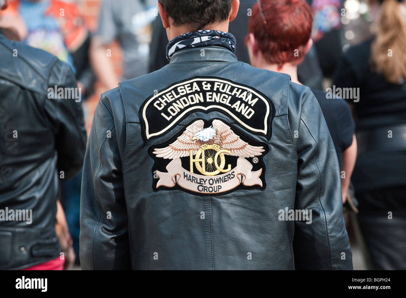 Harley Davidson biker llevaba una chaqueta de cuero con el emblema en la  parte posterior blasones Fotografía de stock - Alamy