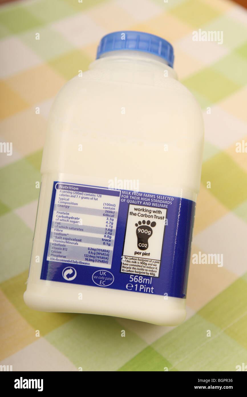 Huella de carbono información de logotipo 900 g en una pinta de leche con datos del Carbon Trust Foto de stock