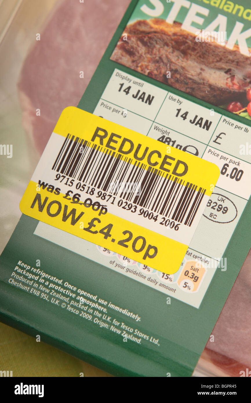 Etiqueta de precio reducido en el supermercado de la carne debido a la venta de paquetes de alimentos por fecha Foto de stock