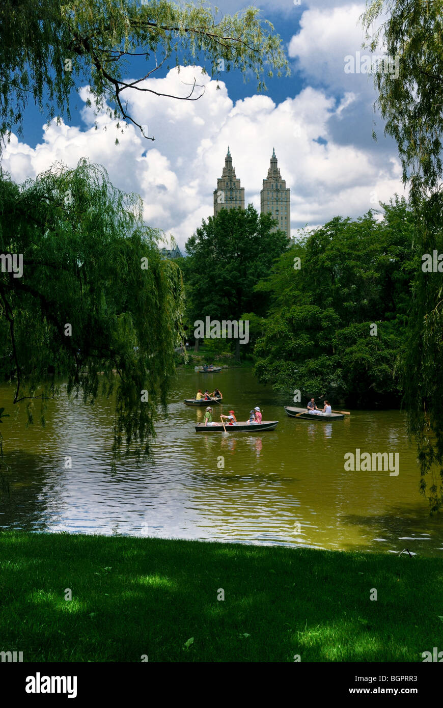 Botes de remo en el lago, en Central Park, cerca del cobertizo, con la ciudad de Nueva York en el fondo. Foto de stock