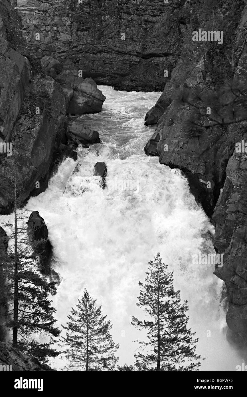 Moyie River Falls, en el Río, Próximo Moyie Bonners Ferry, Idaho. Imagen en blanco y negro. Foto de stock