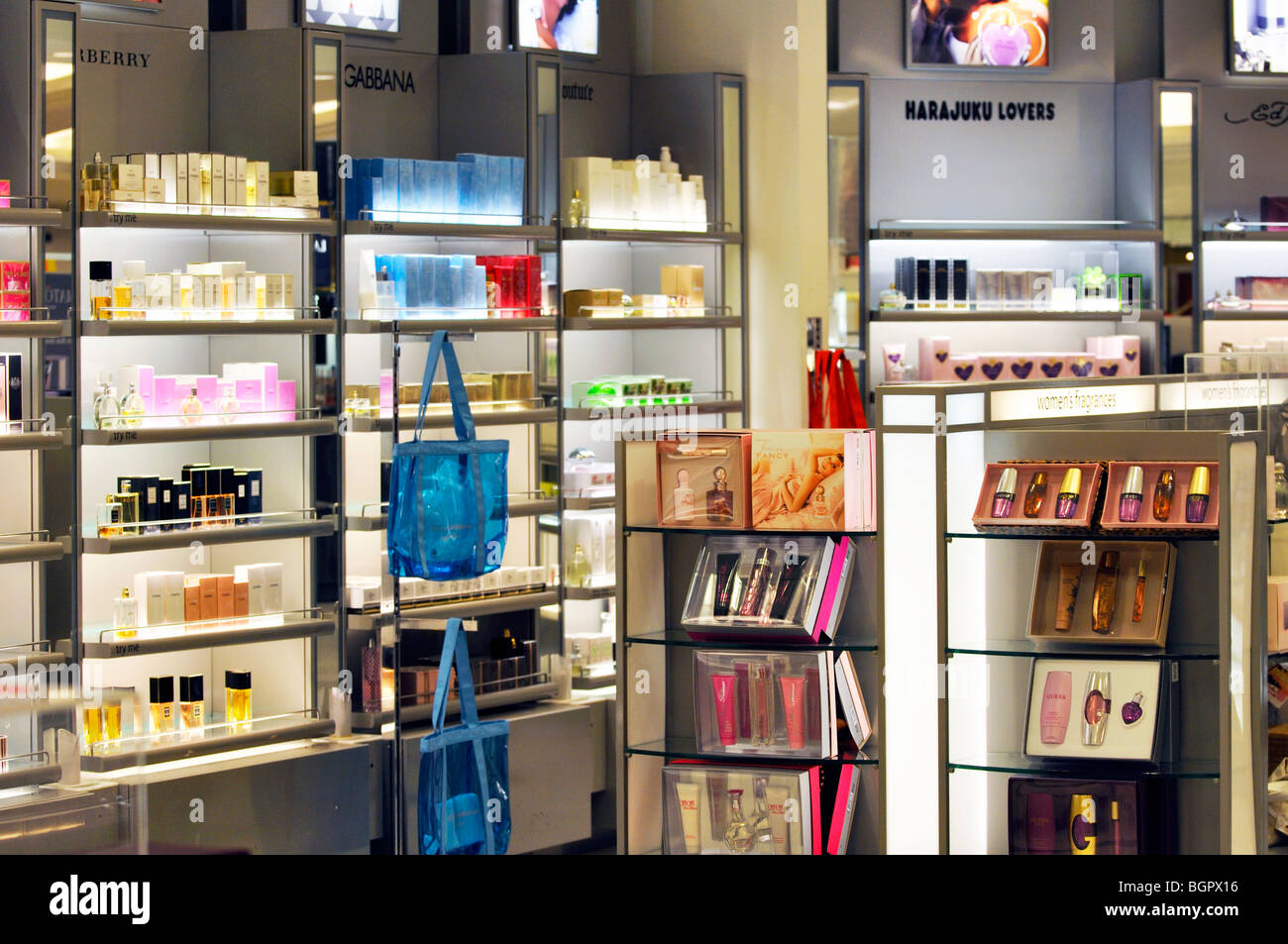 Perfume store shopping perfumes fotografías e imágenes de alta resolución -  Alamy