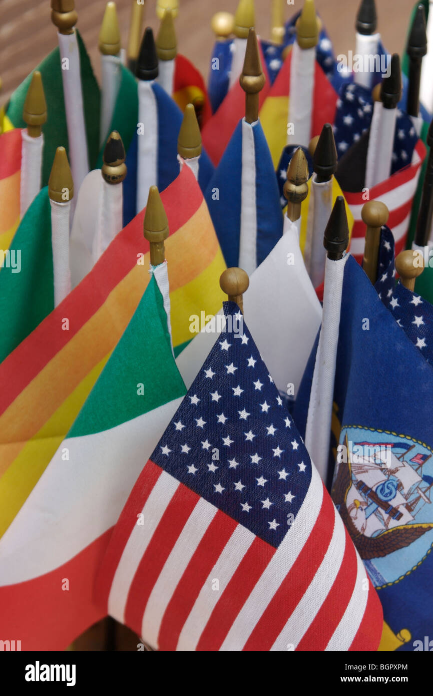 Pequeñas banderas del mundo en venta en Old Town, San Diego, CA. Foto de stock
