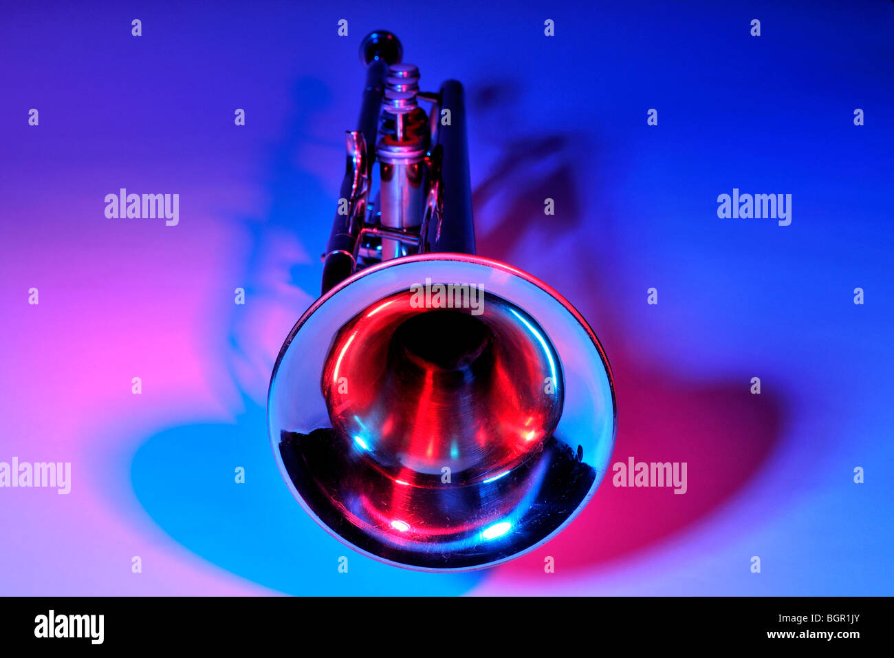 Trompeta bajo la iluminación en color shot con la campana en el primer plano. Foto de stock