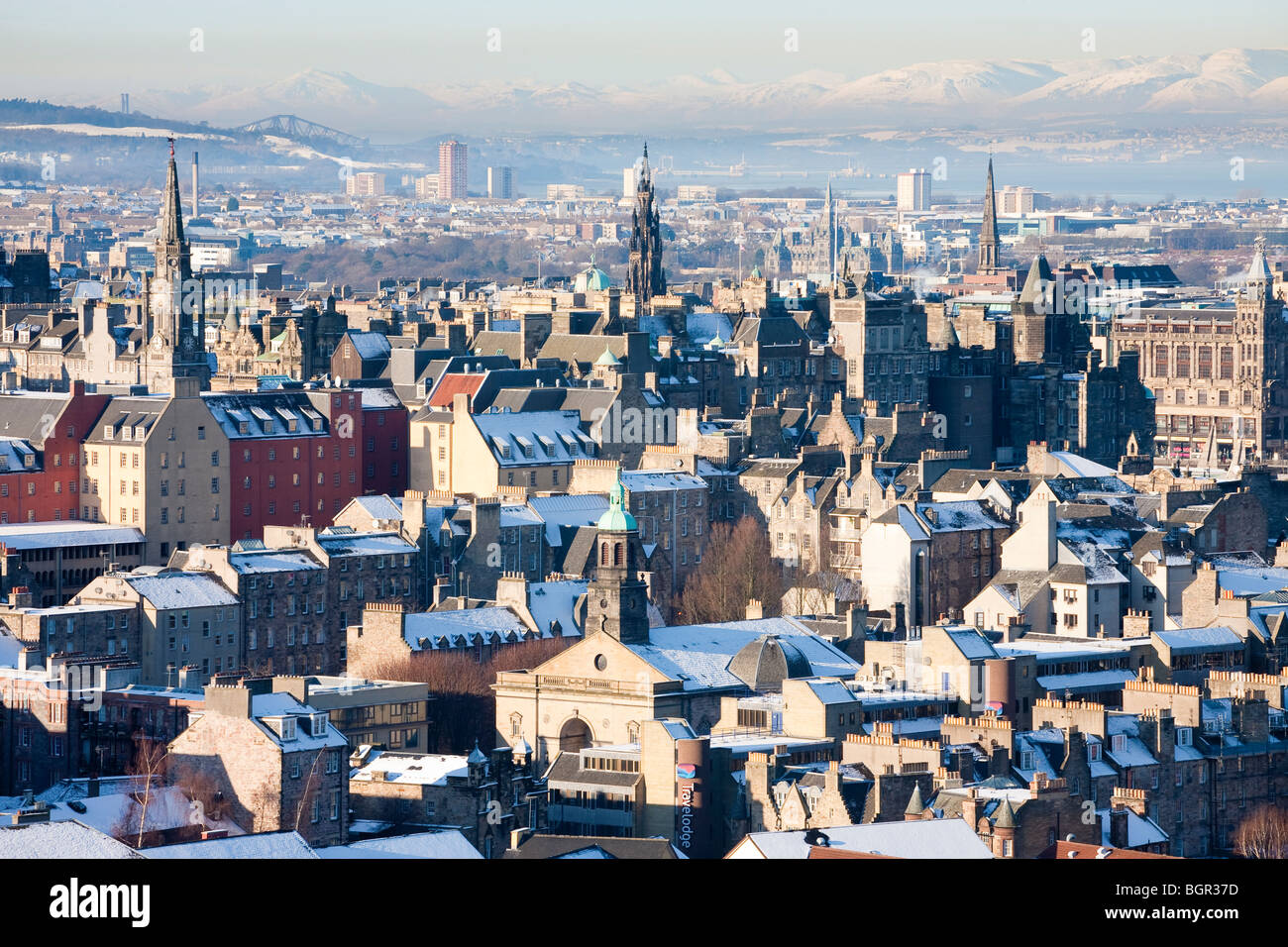 La ciudad de Edimburgo desde Salisbury riscos en invierno Foto de stock