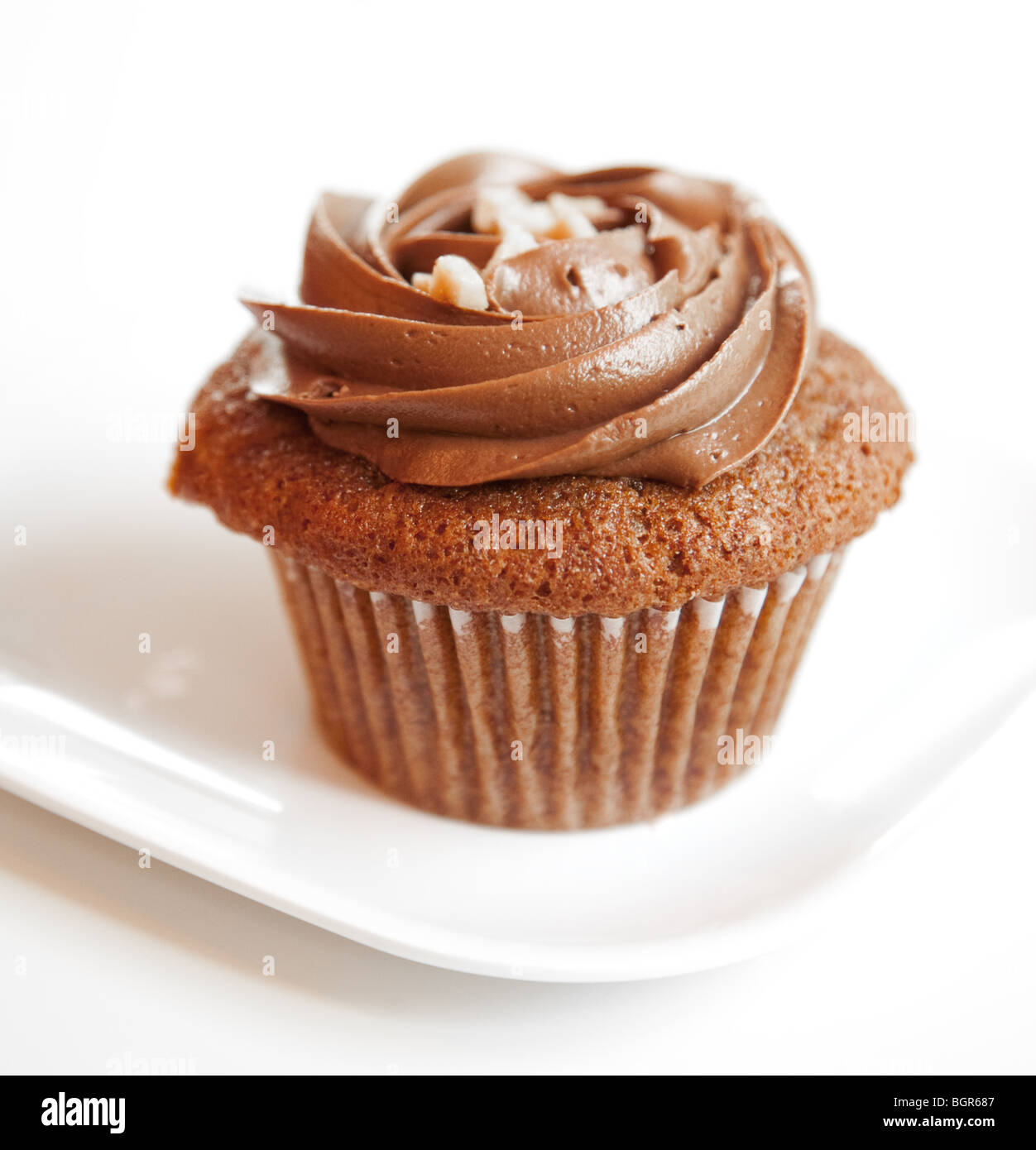Un Cupcake de chocolate con nueces Foto de stock