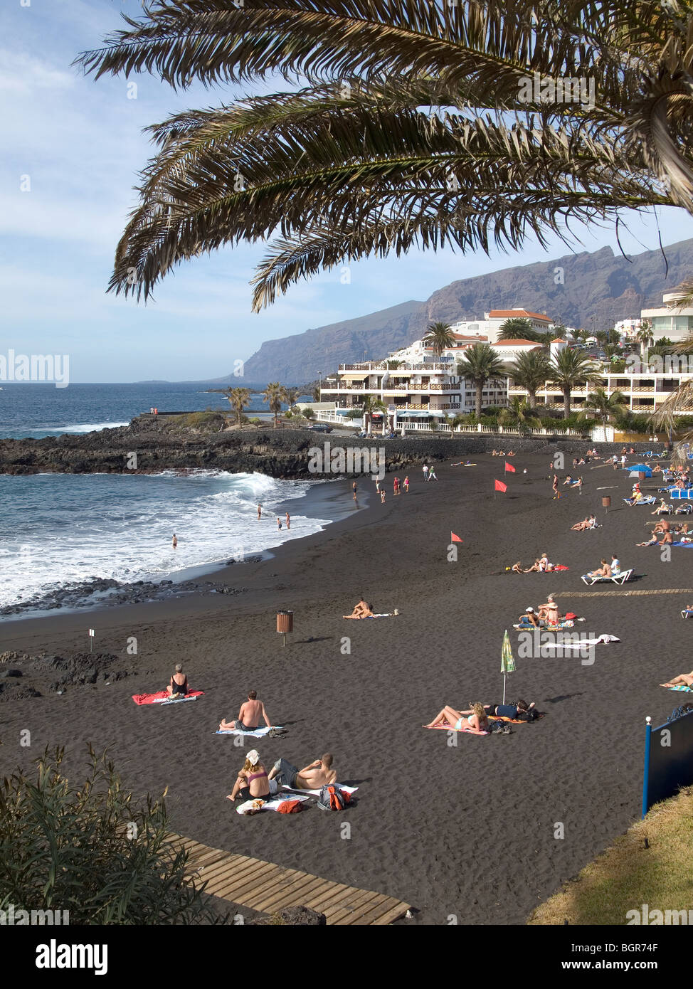 Una playa pública de arena volcánica negra Playa de la Arena Puerto  Santiago Tenerife Fotografía de stock - Alamy