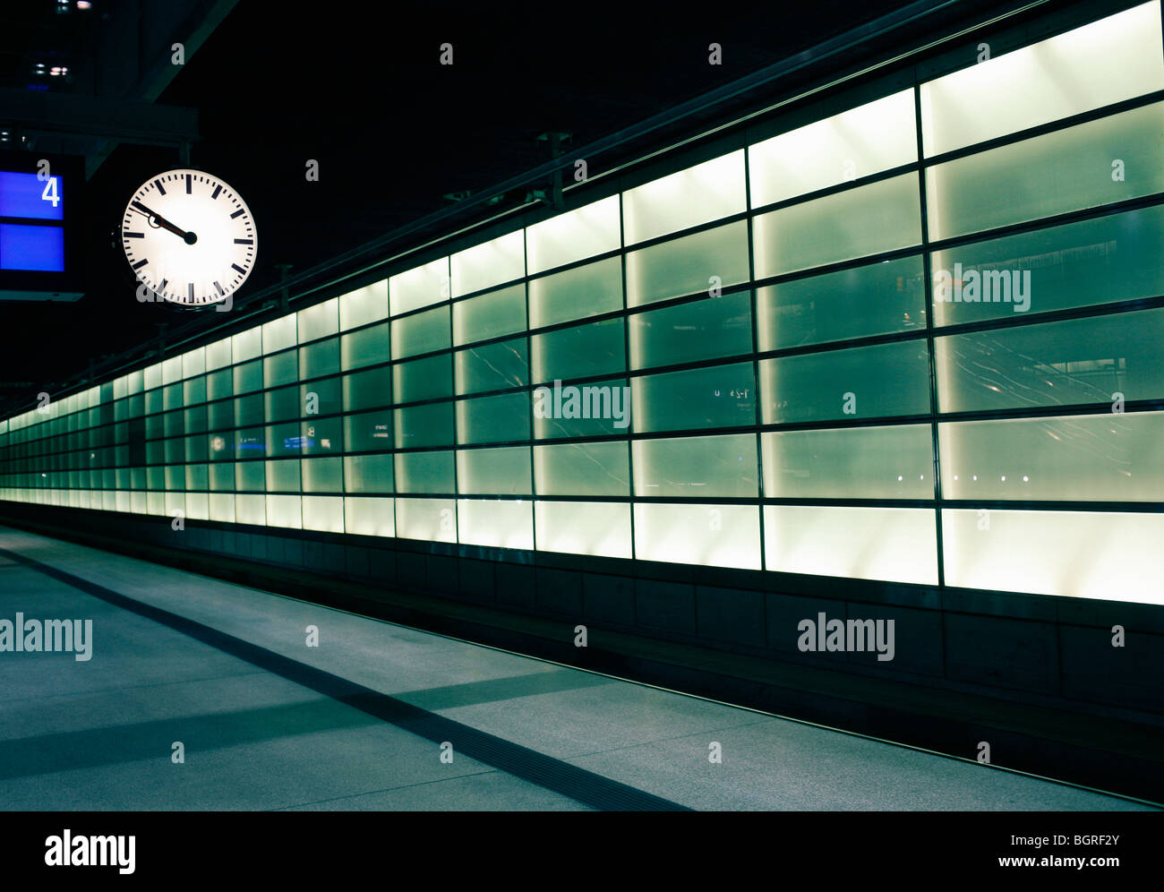 Una plataforma vacía, Berlín, Alemania. Foto de stock