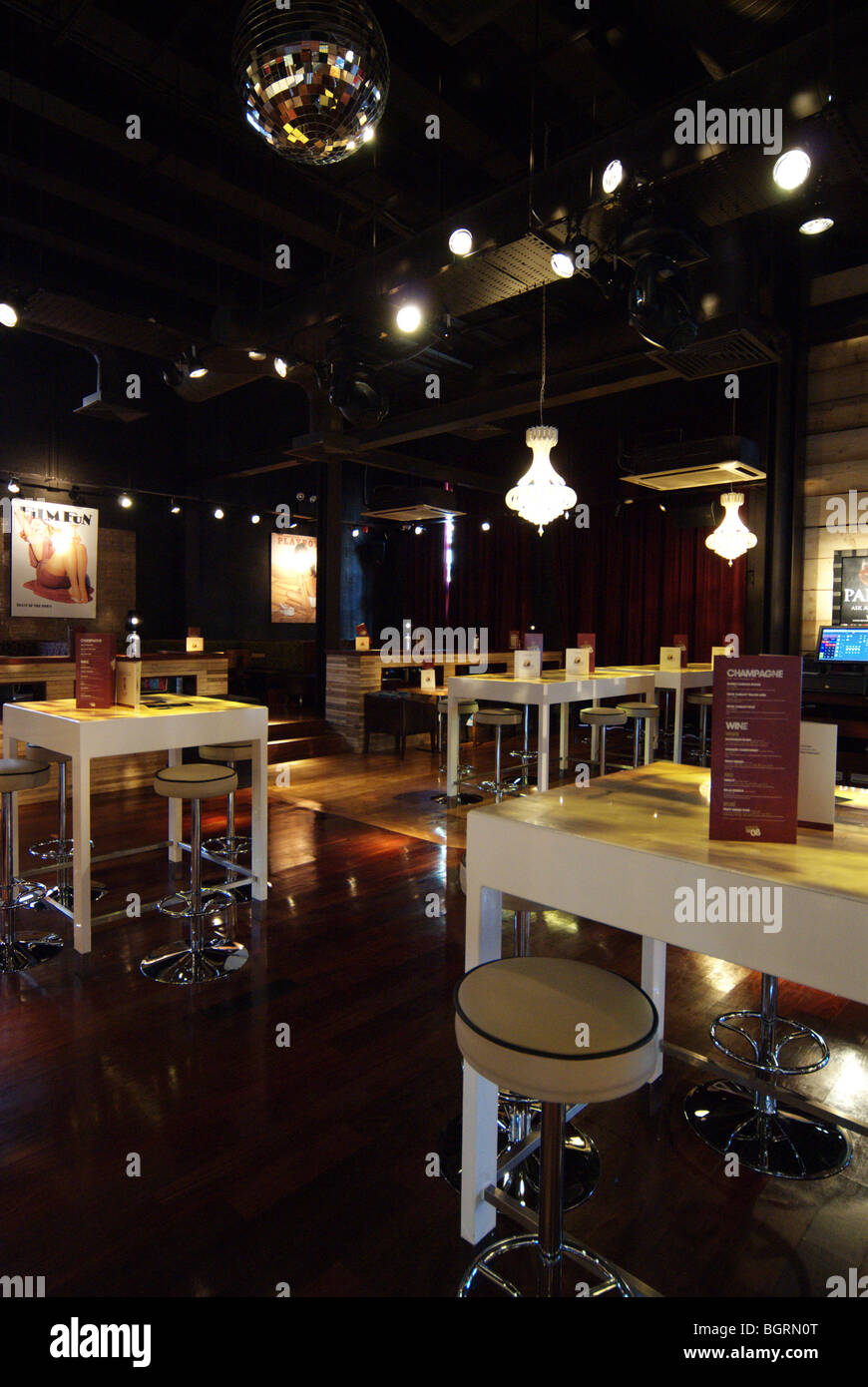 Bar moderno. Un elegante bar con una decoración contemporánea, incluyendo  bolas de espejo Fotografía de stock - Alamy