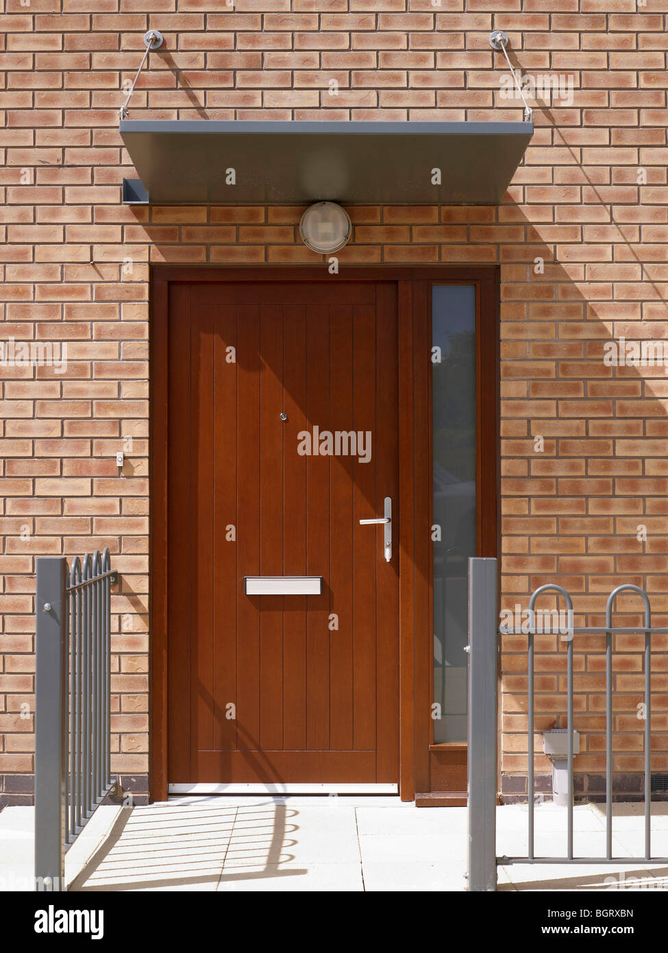 Puerta en el desarrollo de viviendas modernas, en el norte de Inglaterra Foto de stock