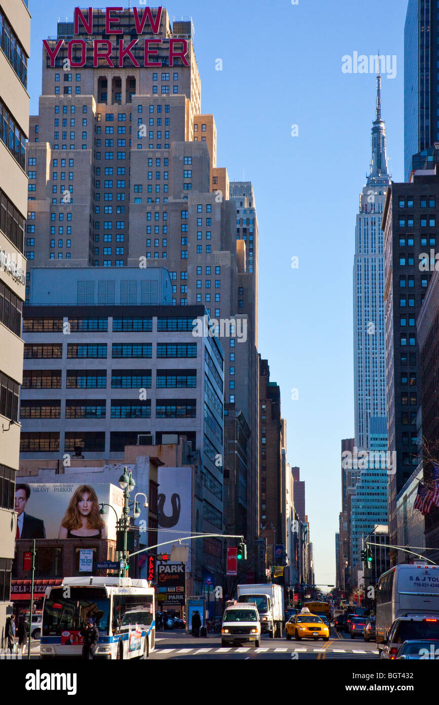 Hotel New Yorker y el Edificio Empire State en Midtown Manhattan, Ciudad de Nueva York Foto de stock