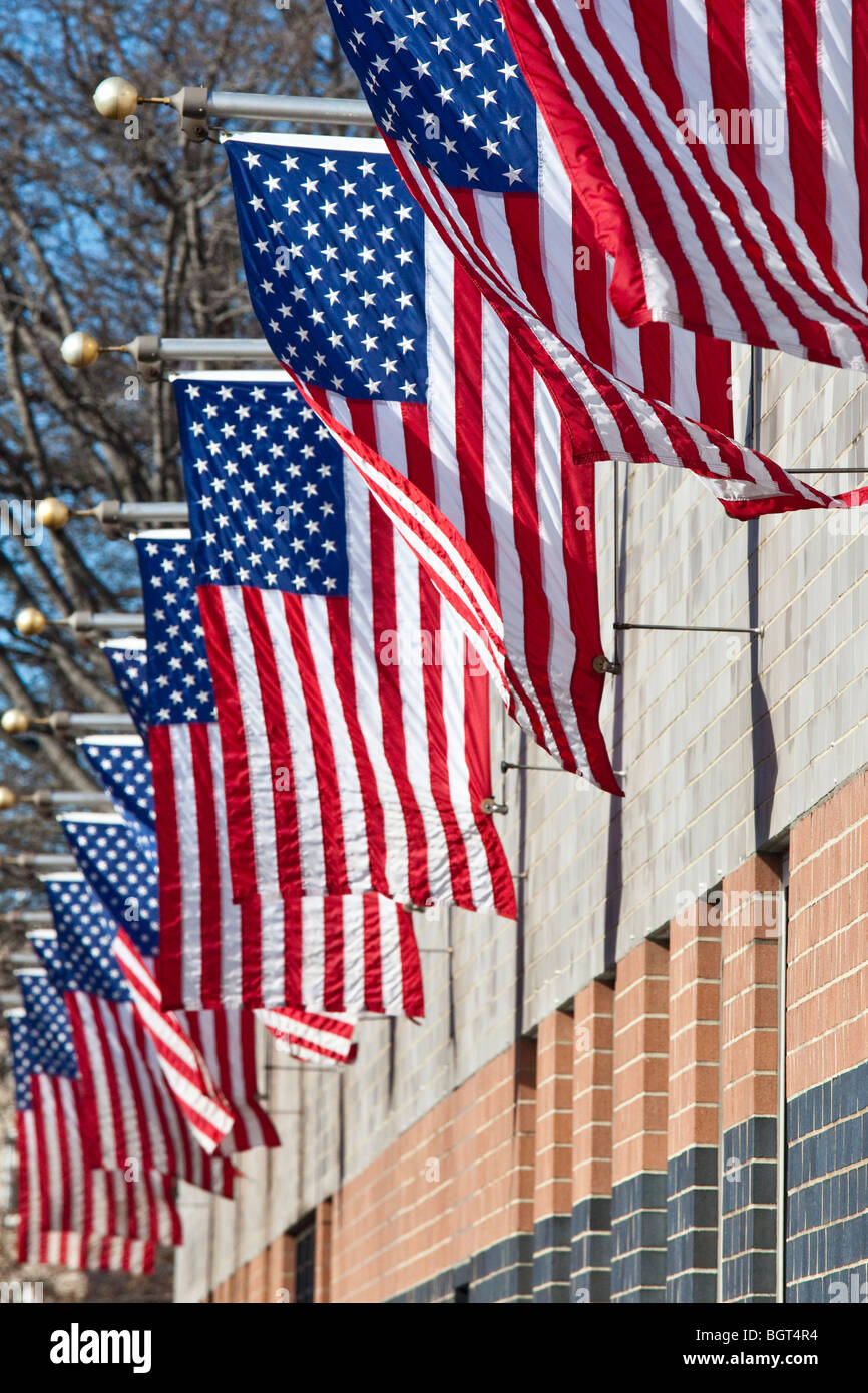 Fila de banderas americanas en Queens, Nueva York Fotografía de stock -  Alamy