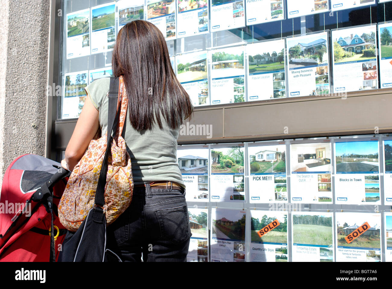 Madre joven comprador de casa real estate agent ventana de exploración. La ubicación es de Devonport, Tasmania, Australia. Foto de stock