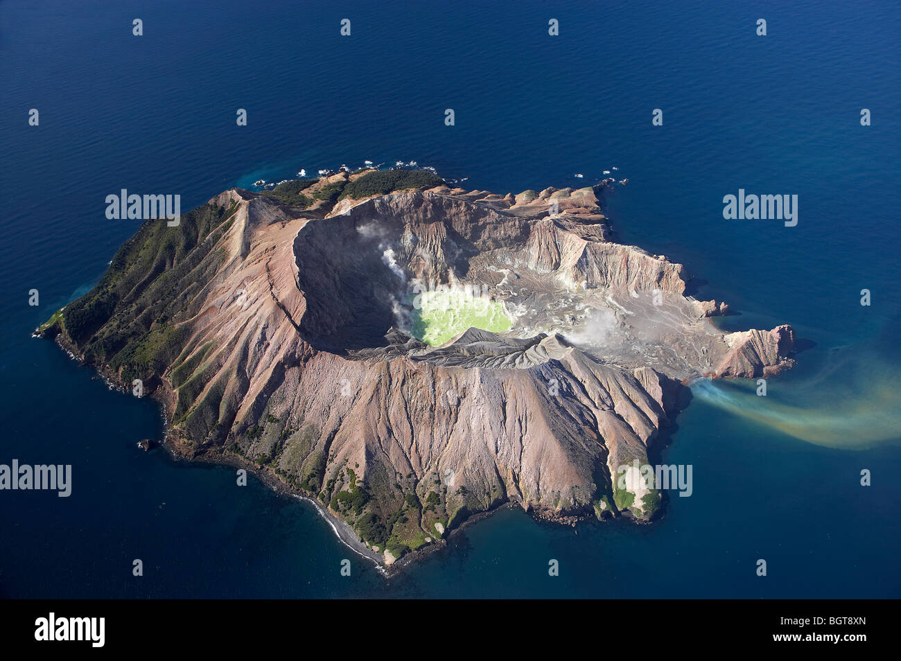 Lago cráter humeante y éxodo, Isla Blanca, volcán activo, Bahía de Plenty, Isla del Norte, Nueva Zelanda - antena Foto de stock