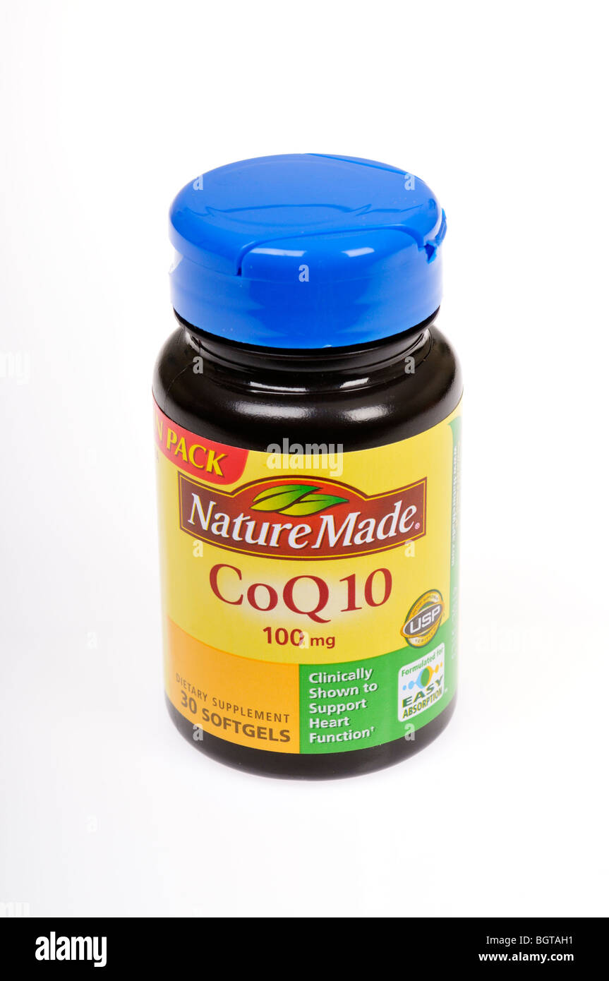 Botella de suplemento dietético COQ10 softgel pastillas sobre fondo blanco, recorte. Foto de stock