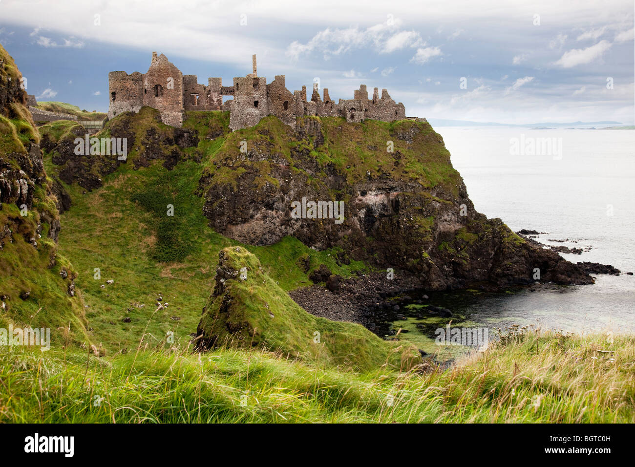 Castillo de Dunluce castillo irlandés medieval en Antrim. Irlanda del Norte Foto de stock