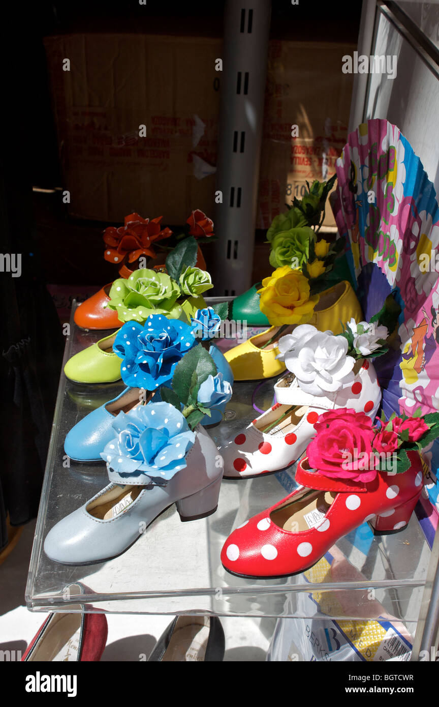Zapatos de baile flamenco para niños en escaparate en Sevilla Fotografía de  stock - Alamy
