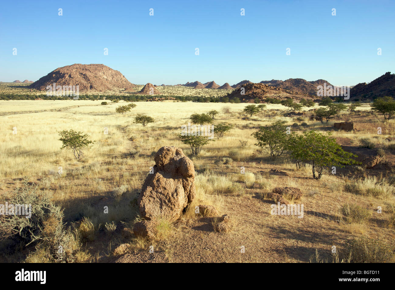 Vista de paisaje agreste, área Sesfontein, Kaokoland, Namibia Foto de stock