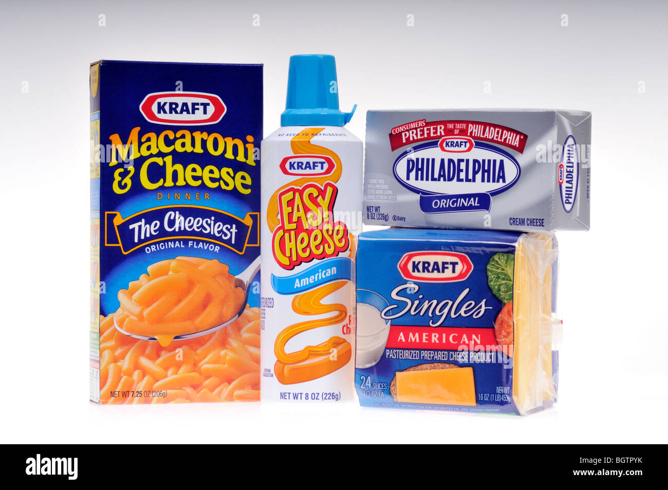 Un grupo de productos alimenticios queso Kraft sobre fondo blanco. Foto de stock