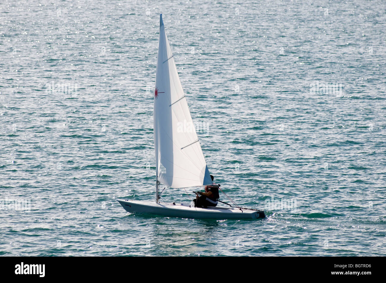 Velero barcos Barcos de vela Velas vela viento en el mar la competencia un hombre lúgubre Dingyi's Foto de stock